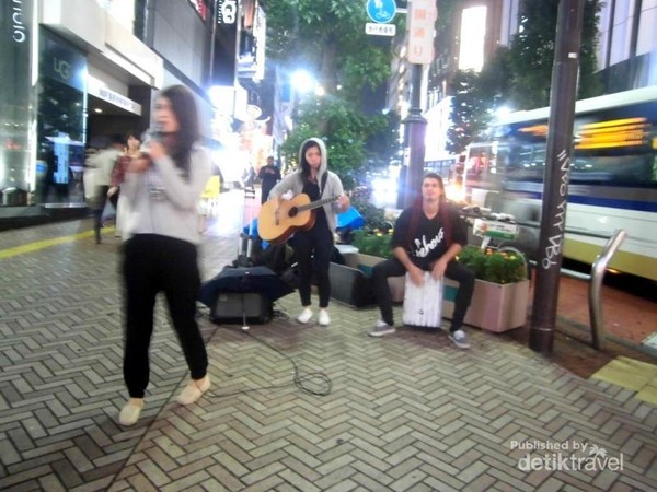 Penyanyi Jalanan di Shibuy Meresapi Suara Kota Tokyo